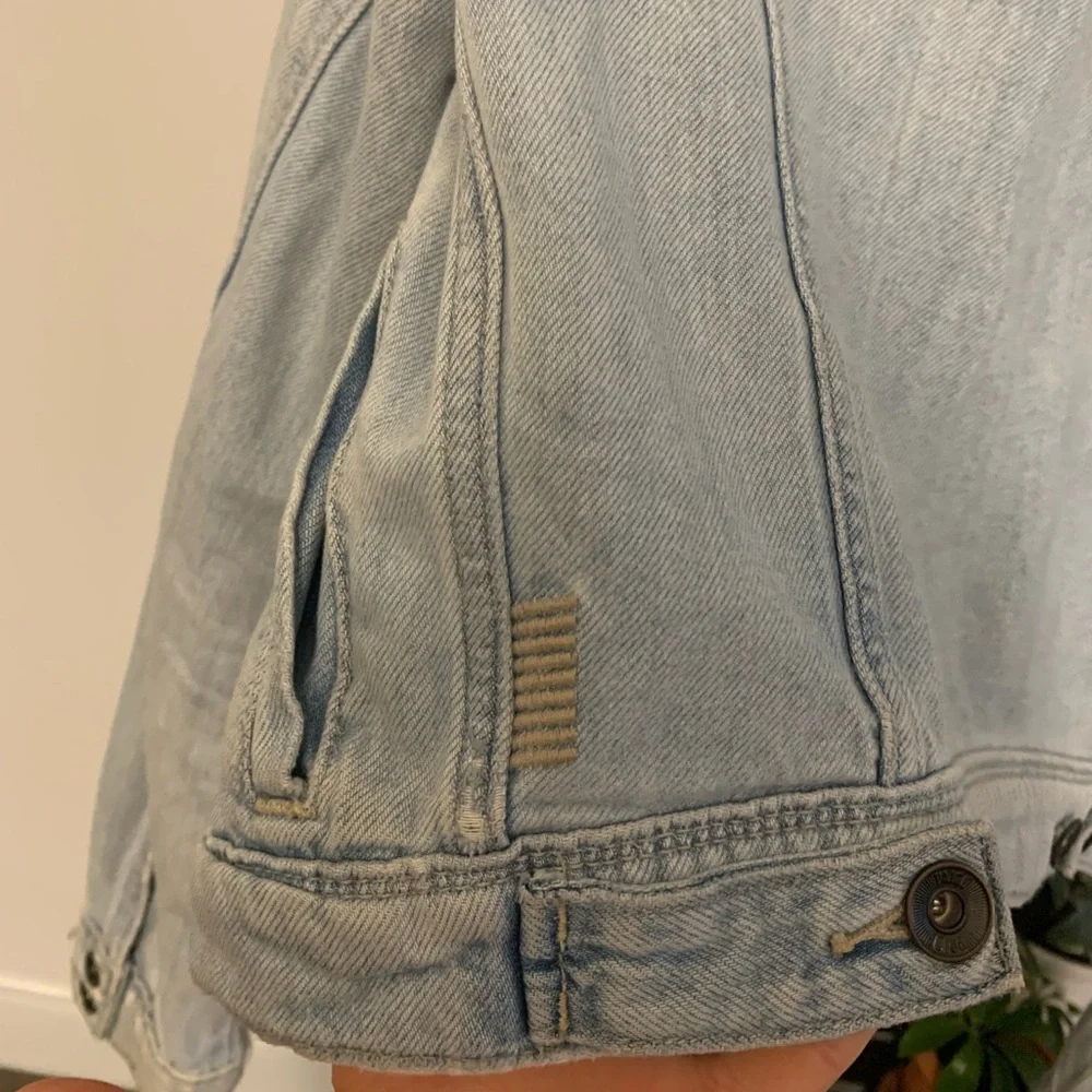 Page Distressed crop Jean jacket - Picture 8 of 9